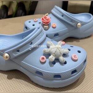 ✨Host pick✨CROCS Kids Blue Clogs with Fun Charms Size 10 ( fit 8.5-10) NWOT